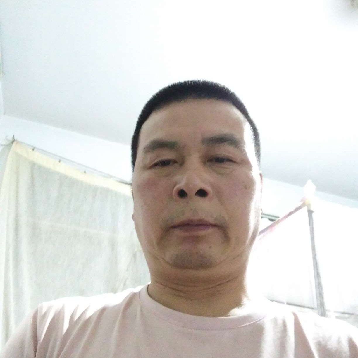 任性等待草丛的照片