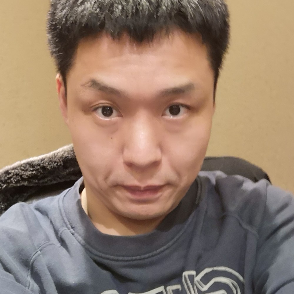 手中烟杯中酒的照片