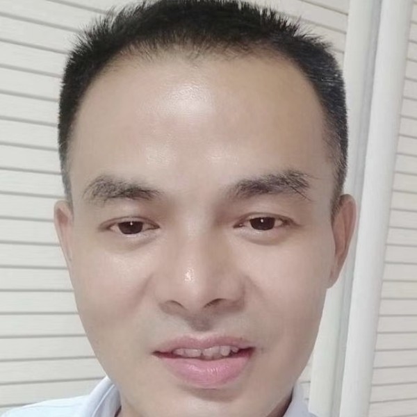 小馒头深拥靓丽的照片