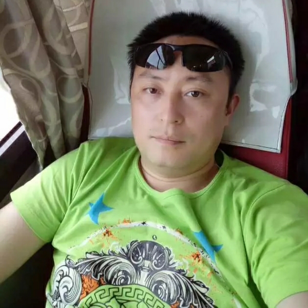 一个好吃的男人的照片