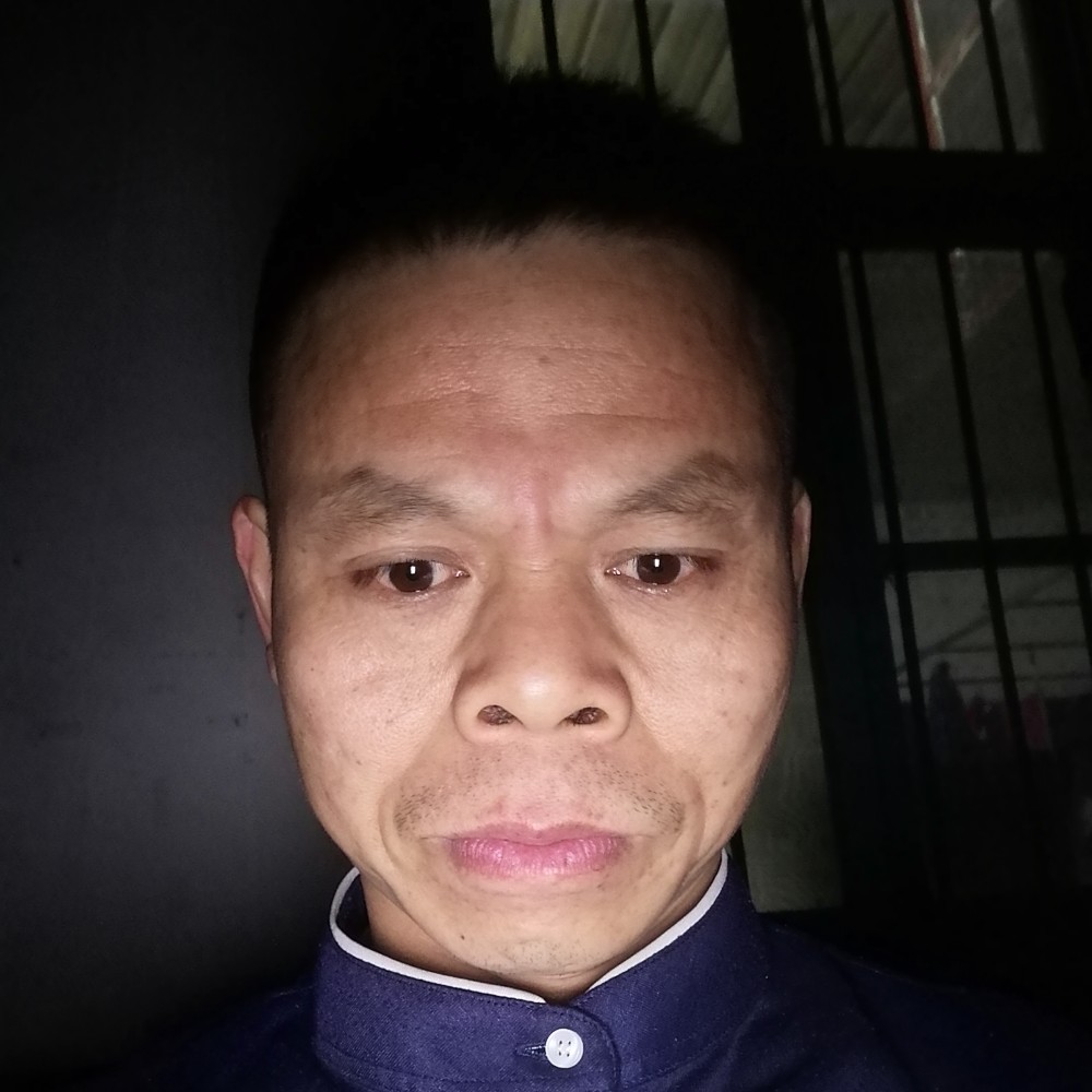 女王挽手耍酷的照片