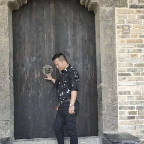 左手花右手大拇指的照片