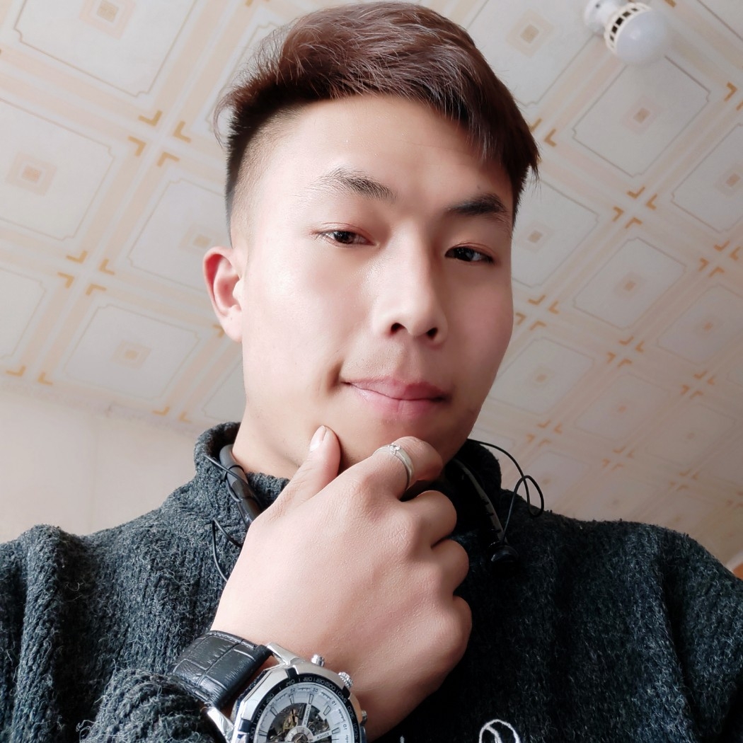 零碎挽手冷风的照片