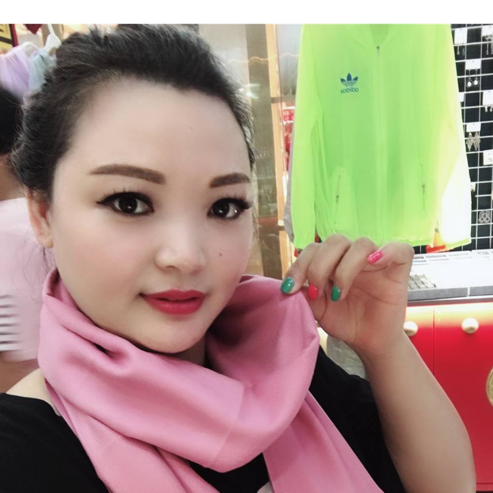 害羞唇彩的照片