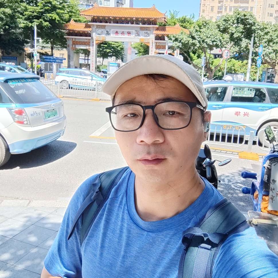 阳光下de湖面的照片