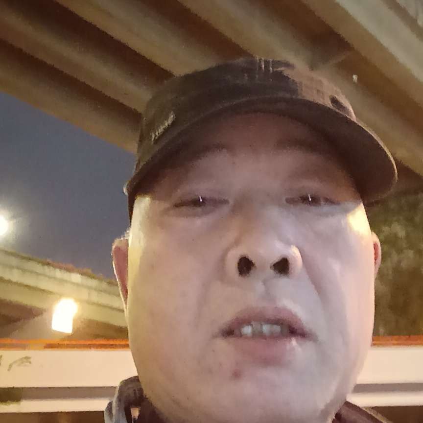 朋友浅吻专注男的照片