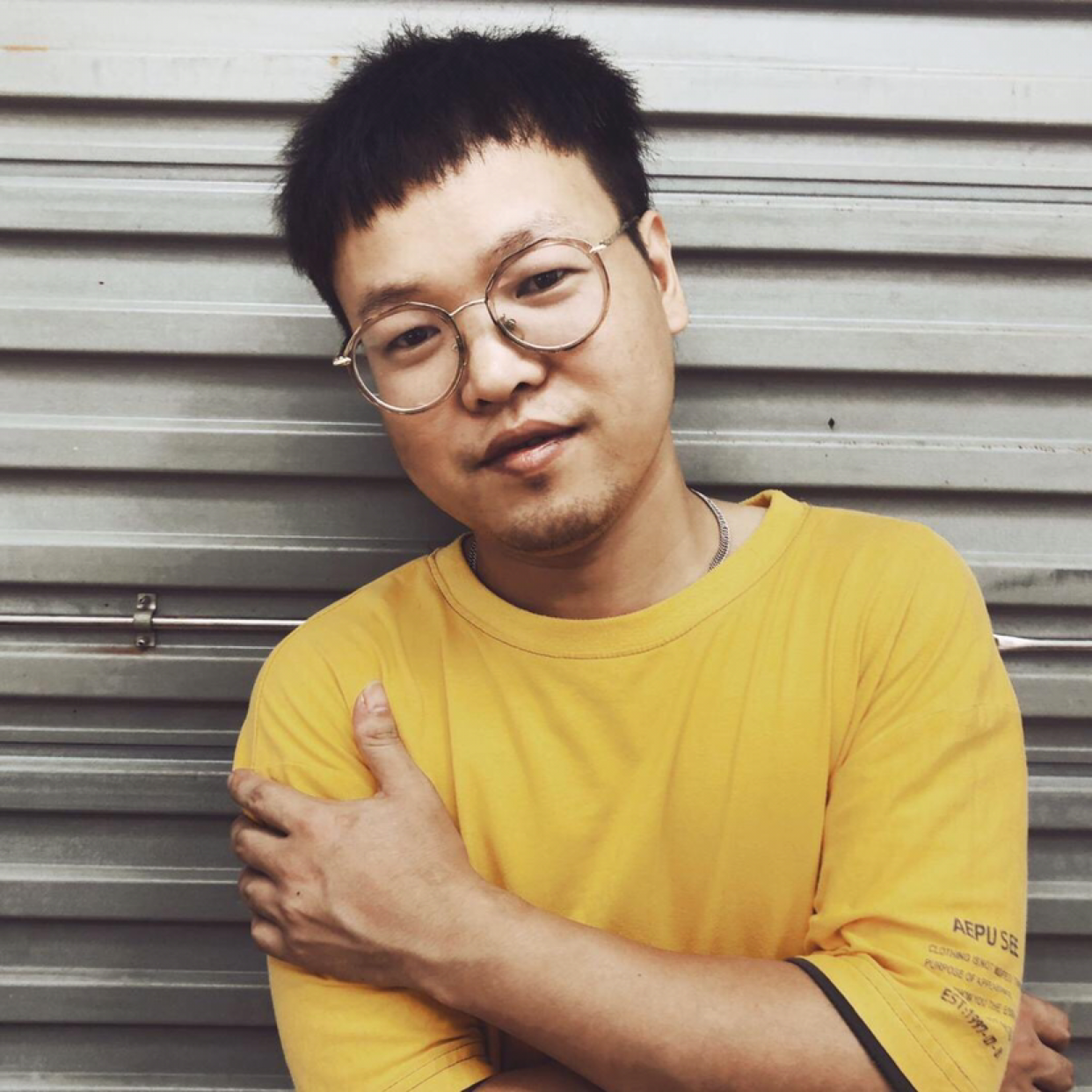 小熊猫等待鲤鱼的照片