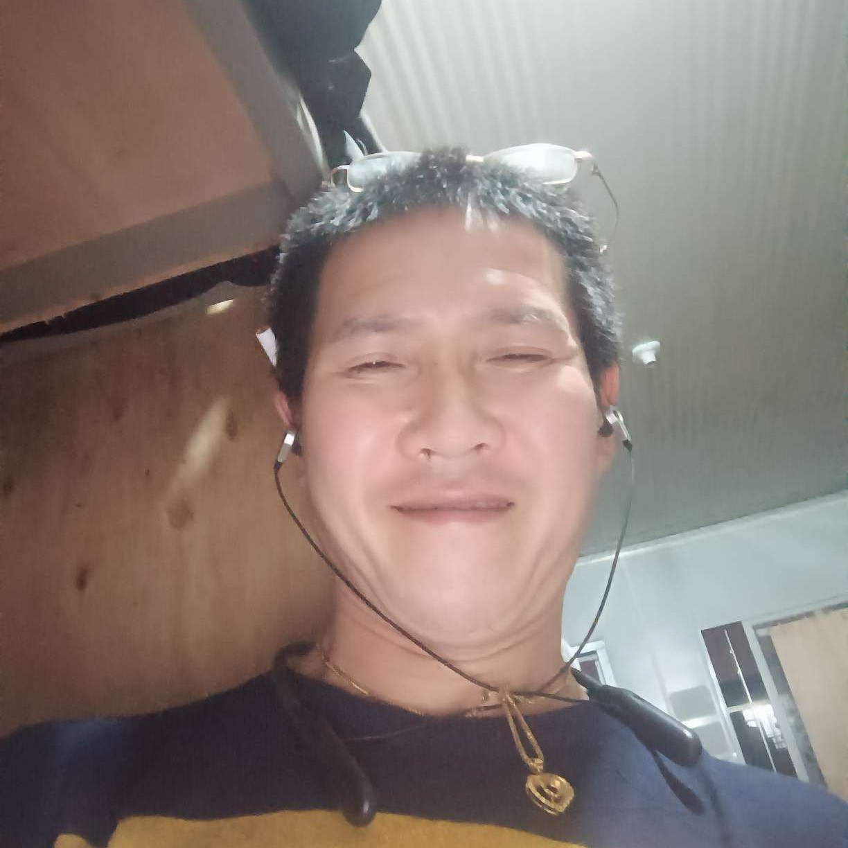 落后有长颈鹿的照片