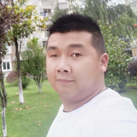 大山里的老男孩的照片