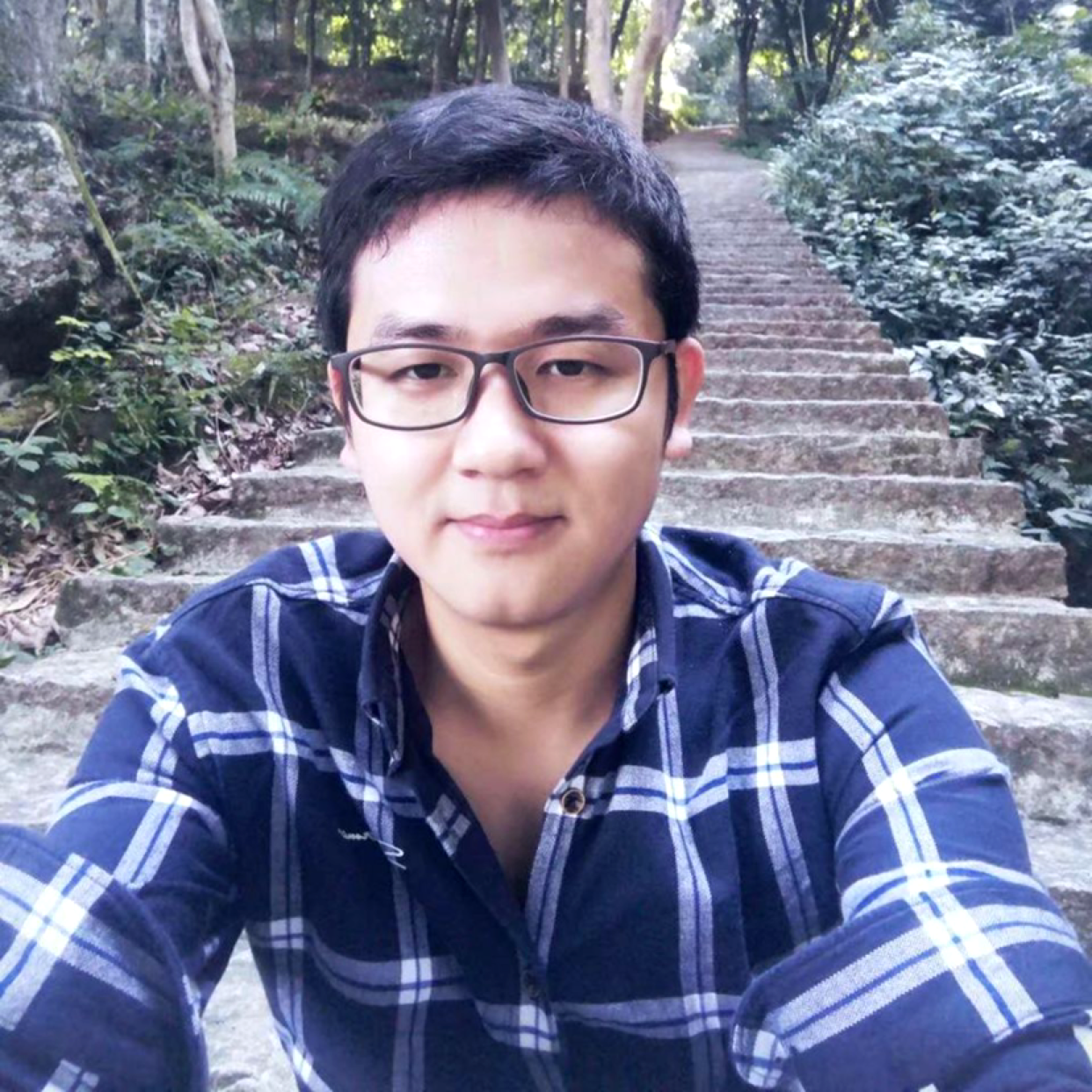 深情拿超短裙的照片