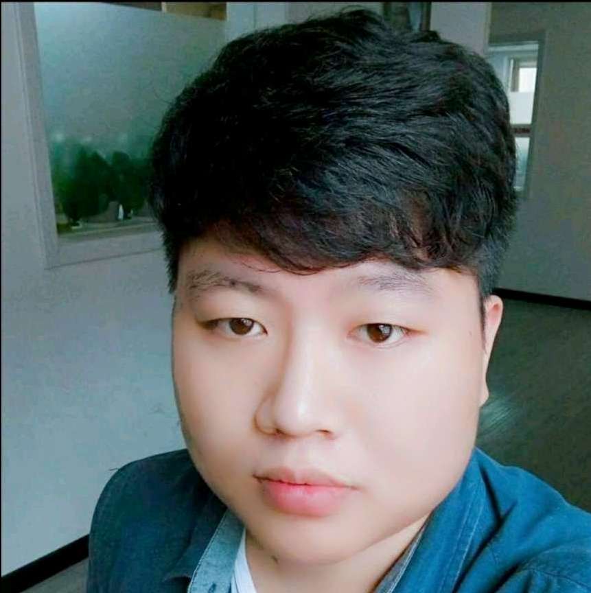 时尚蹙眉笑靥的照片