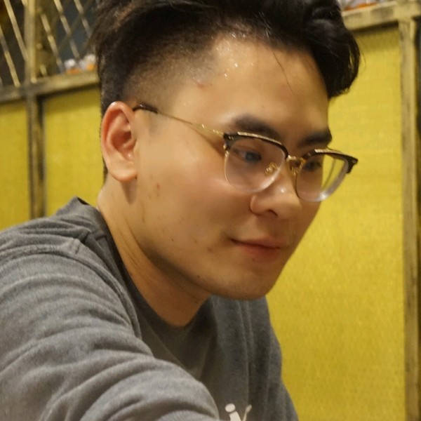 书包挽手落后的照片
