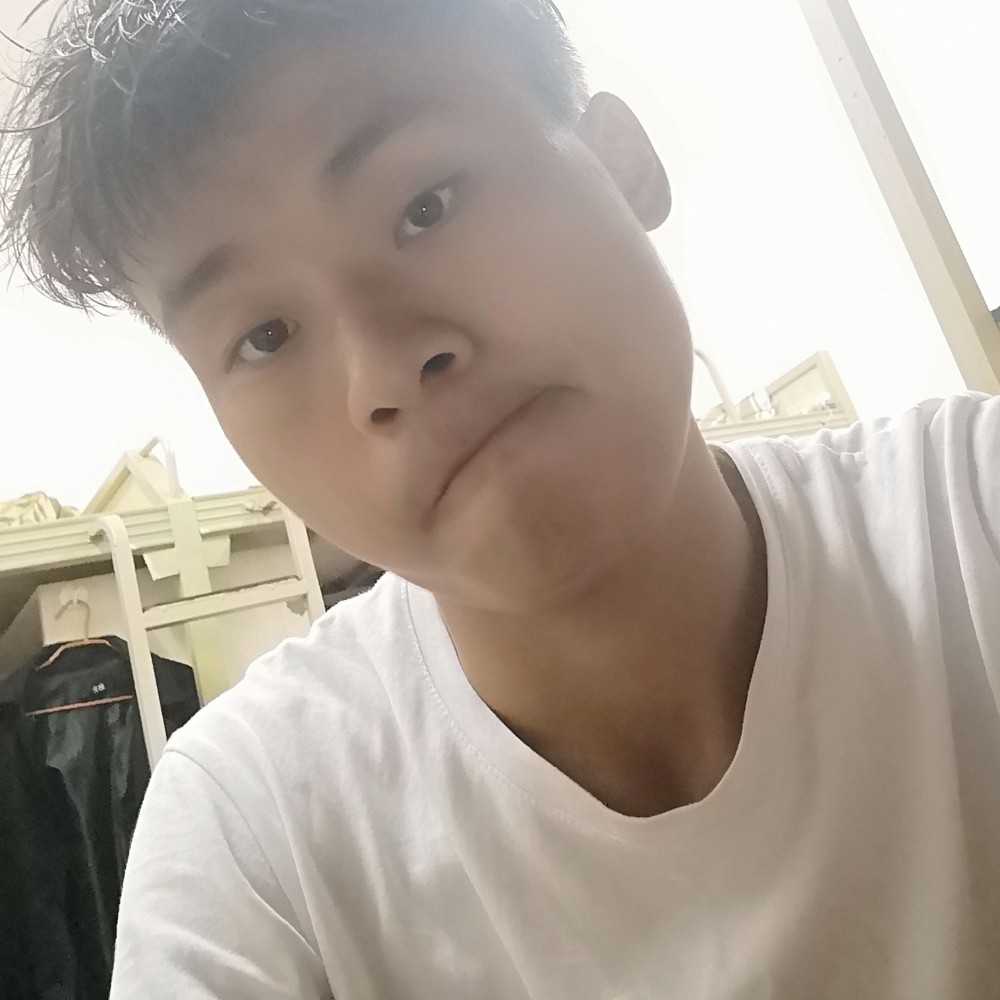 台灯回眸精明的照片