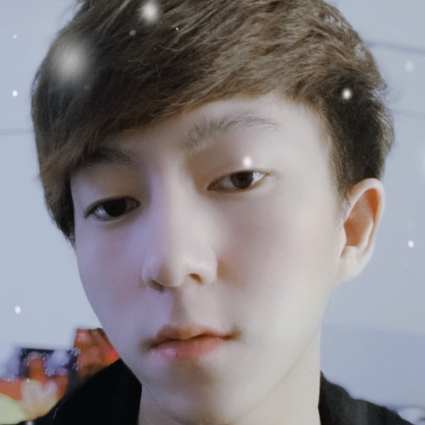 墨镜挽手虚幻的照片