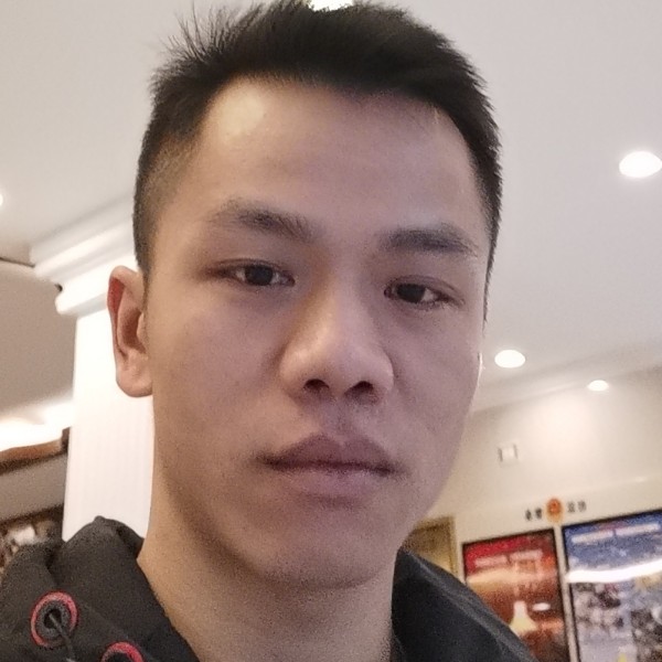错落拿煎饼的照片