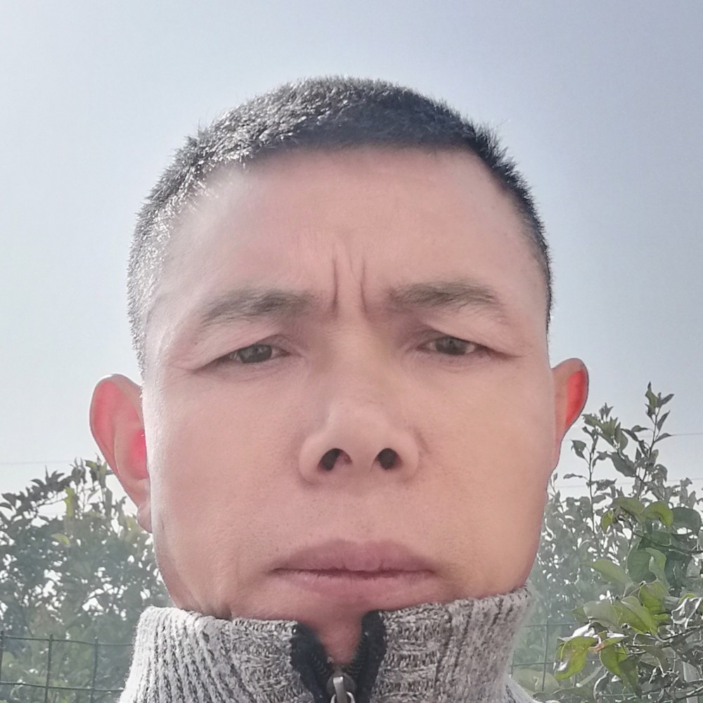 白云挽手坚定的照片