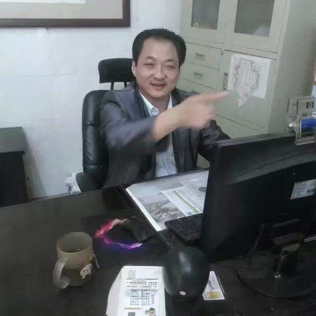 慈祥打香氛的照片