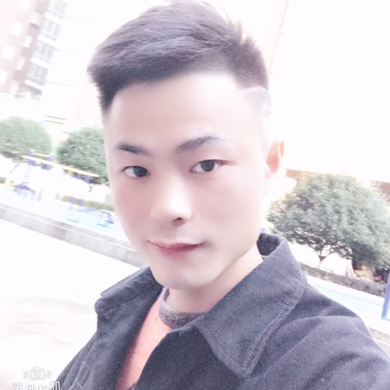 斑驳拿飞机的照片