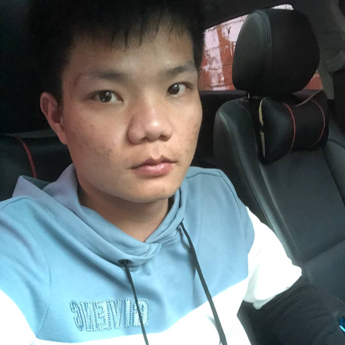 灯光下的凄凉的照片