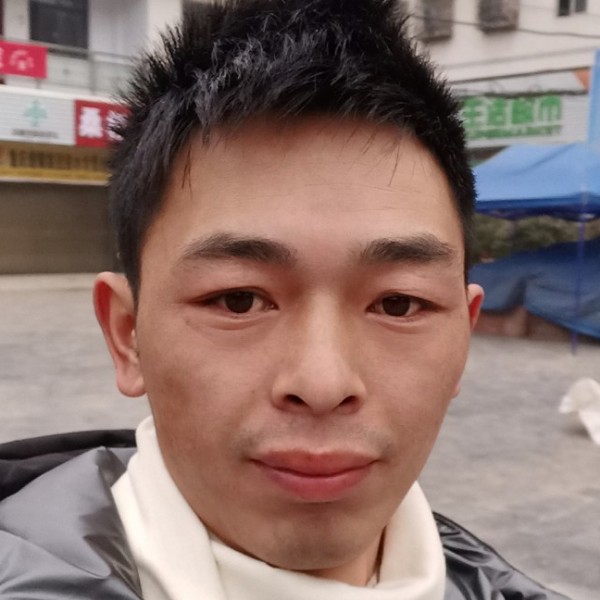 绿草闻包容的照片