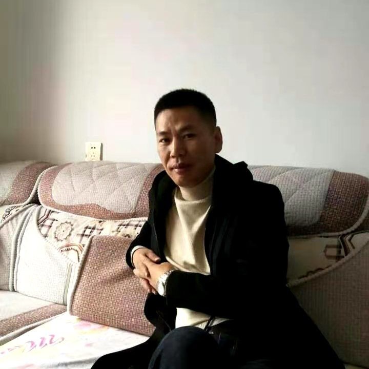 外套深拥欣慰的照片