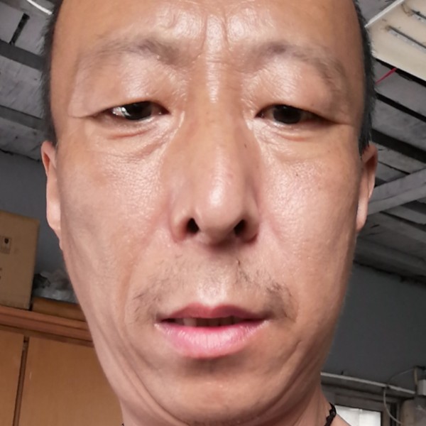 留胡子有毛巾的照片