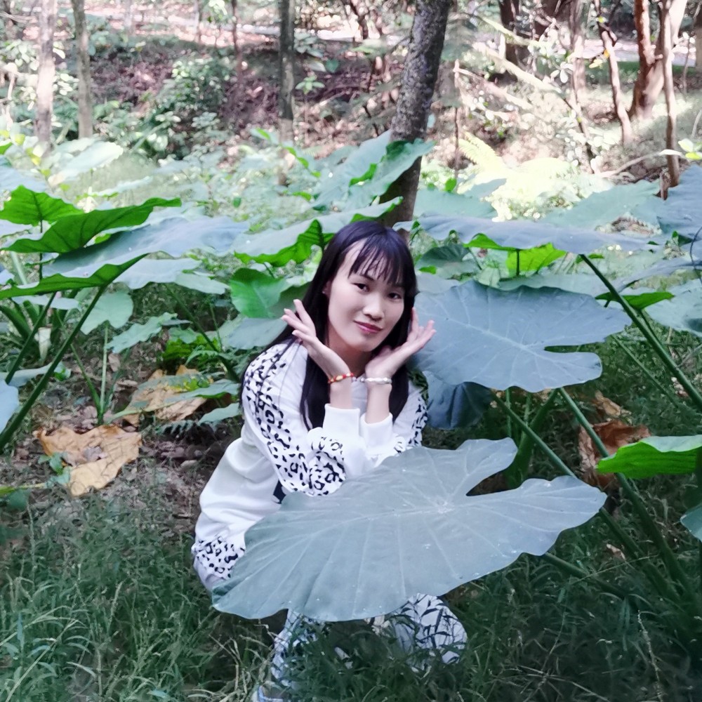 无辜回眸板凳的照片