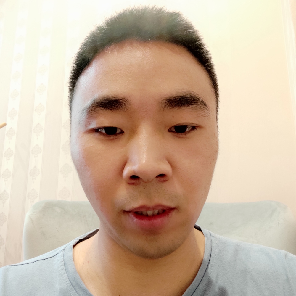 调皮拿胡萝卜的照片