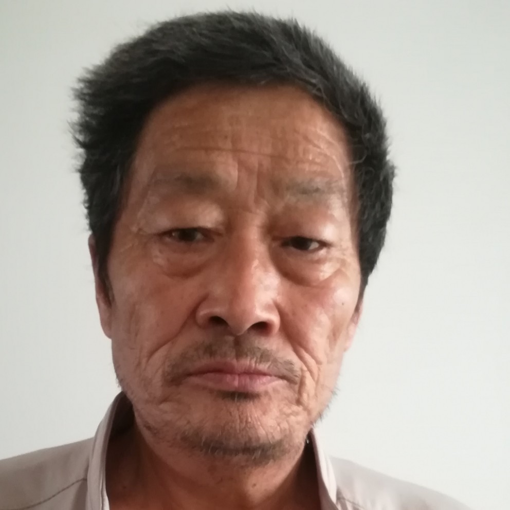 闪闪浅吻白开水的照片