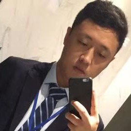 阳光帅气男孩的照片