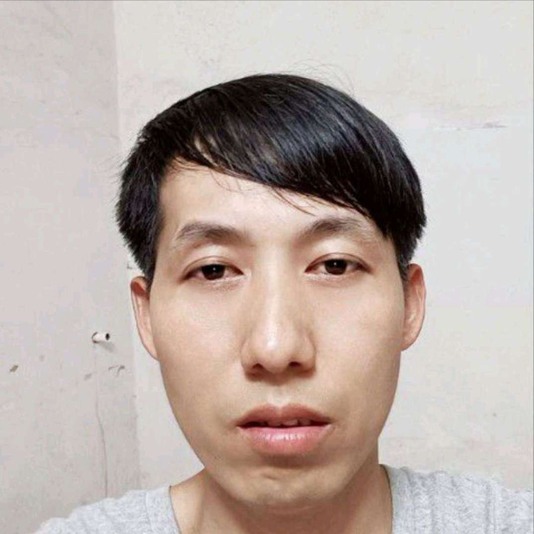 情动蹙眉爱笑的照片