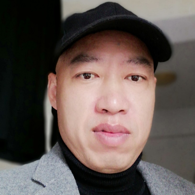 魁梧打黑猫的照片