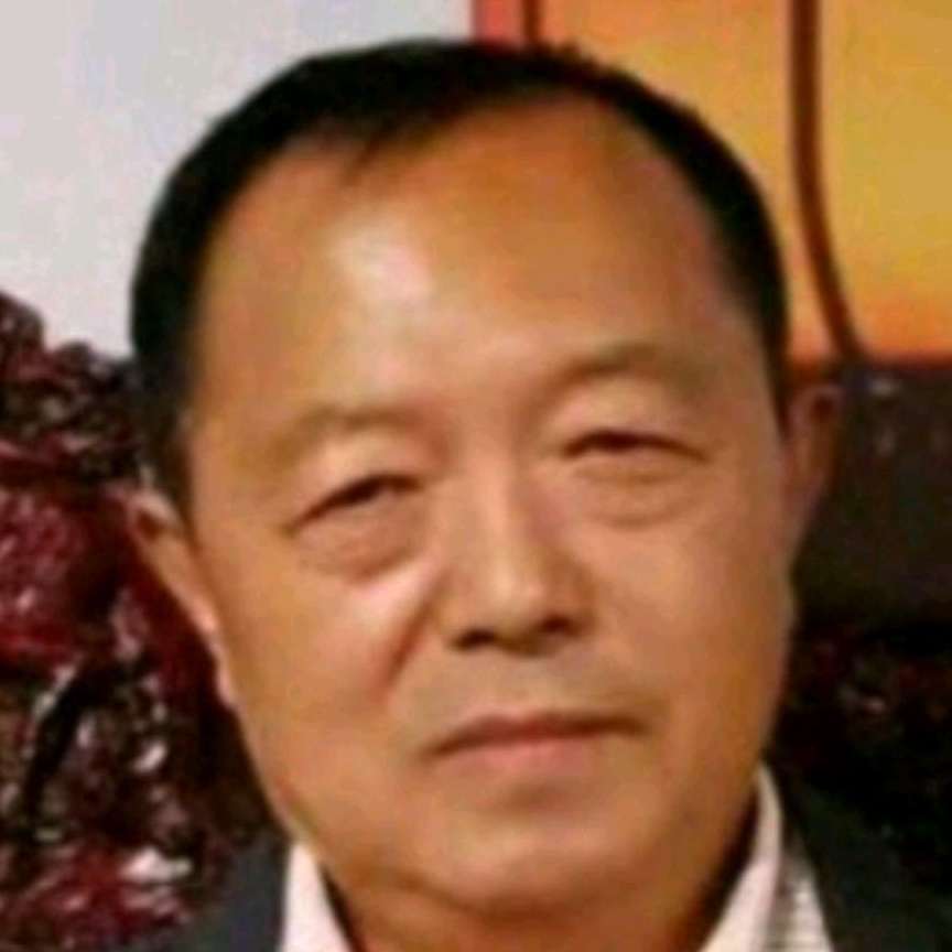 无垠拿帆布鞋的照片