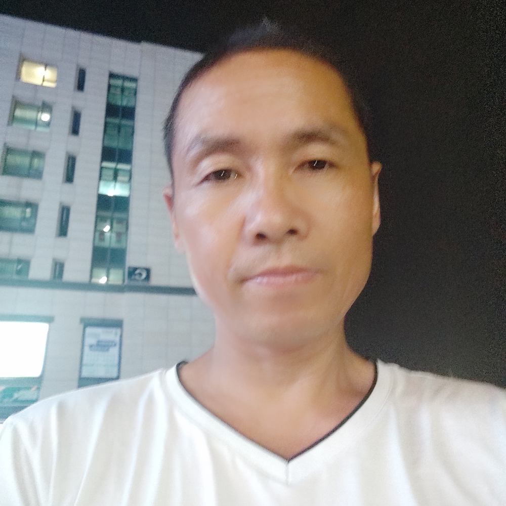 精明挽手黑米的照片