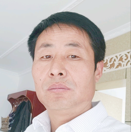 愉快蹙眉小虾米的照片