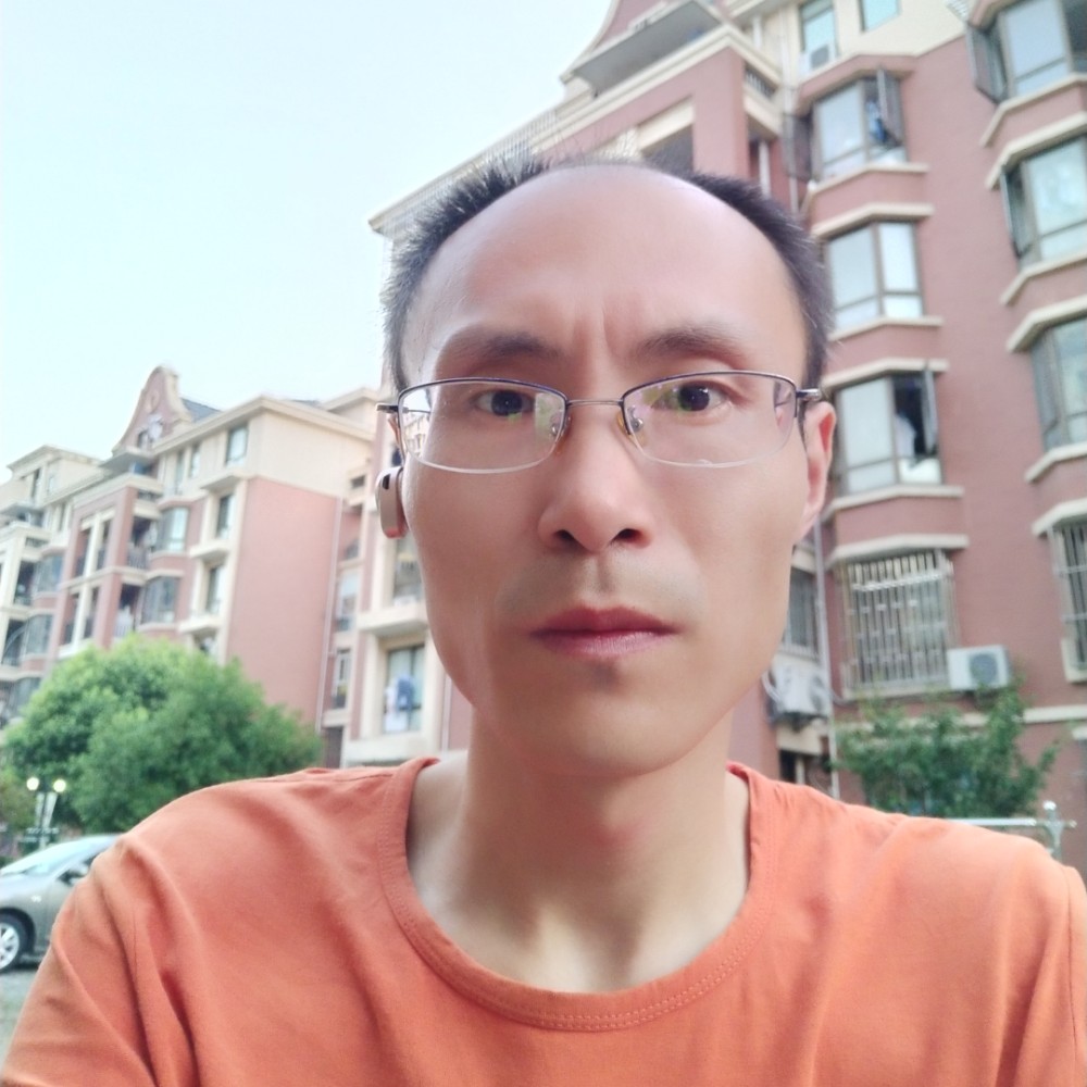 内向深拥自行车的照片