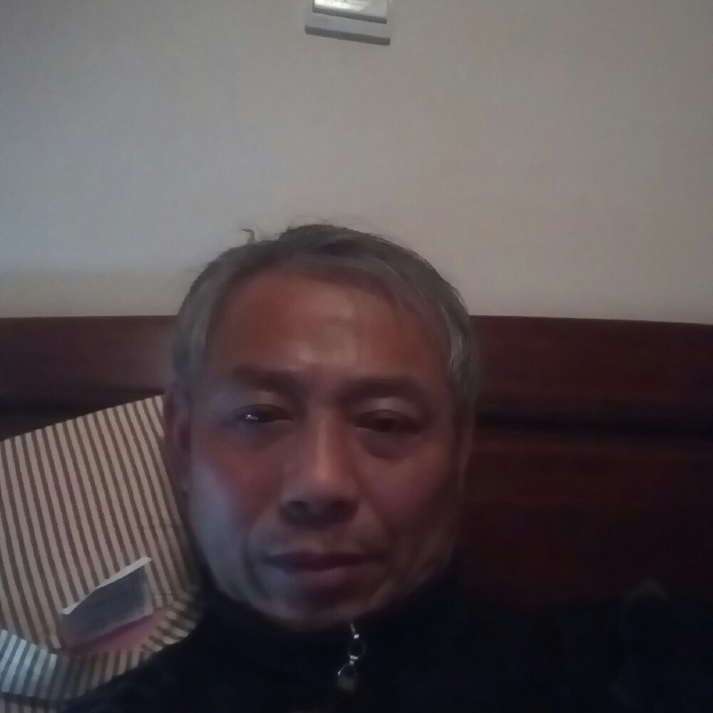 俭朴拿高跟鞋的照片