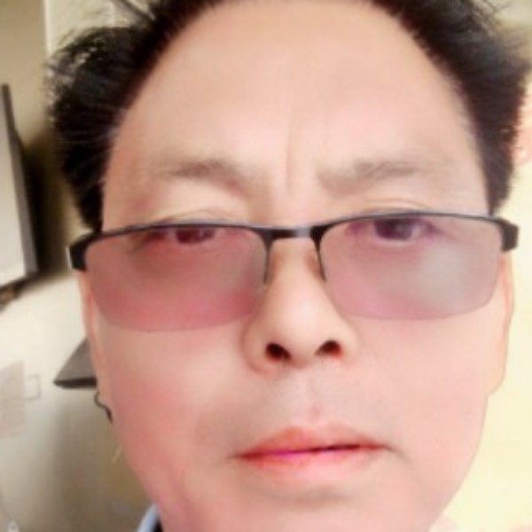 纯真挽手硬币的照片