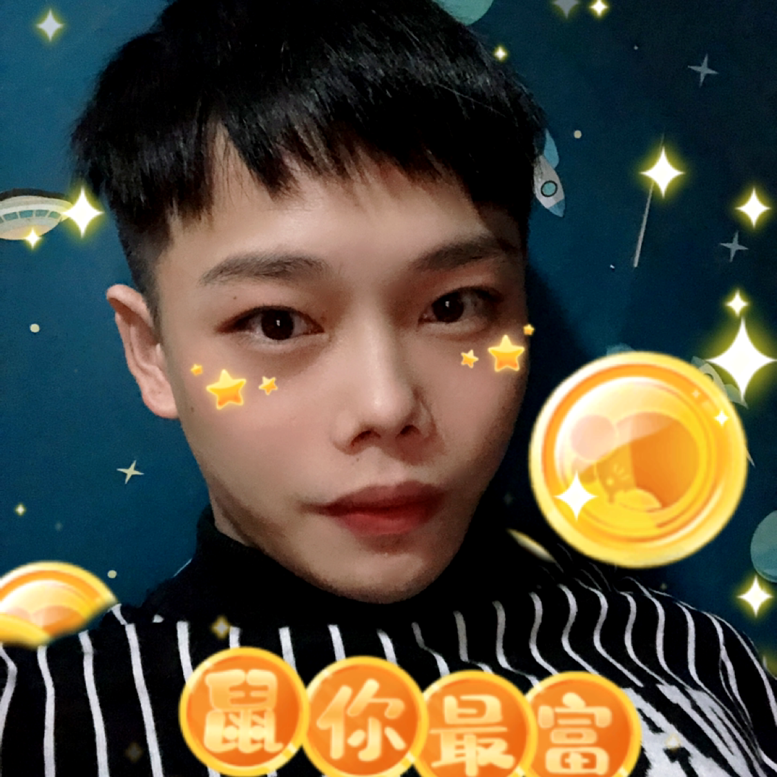 激动挽手猫咪的照片
