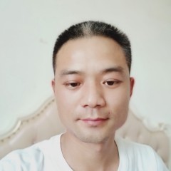 乐观深拥小伙的照片