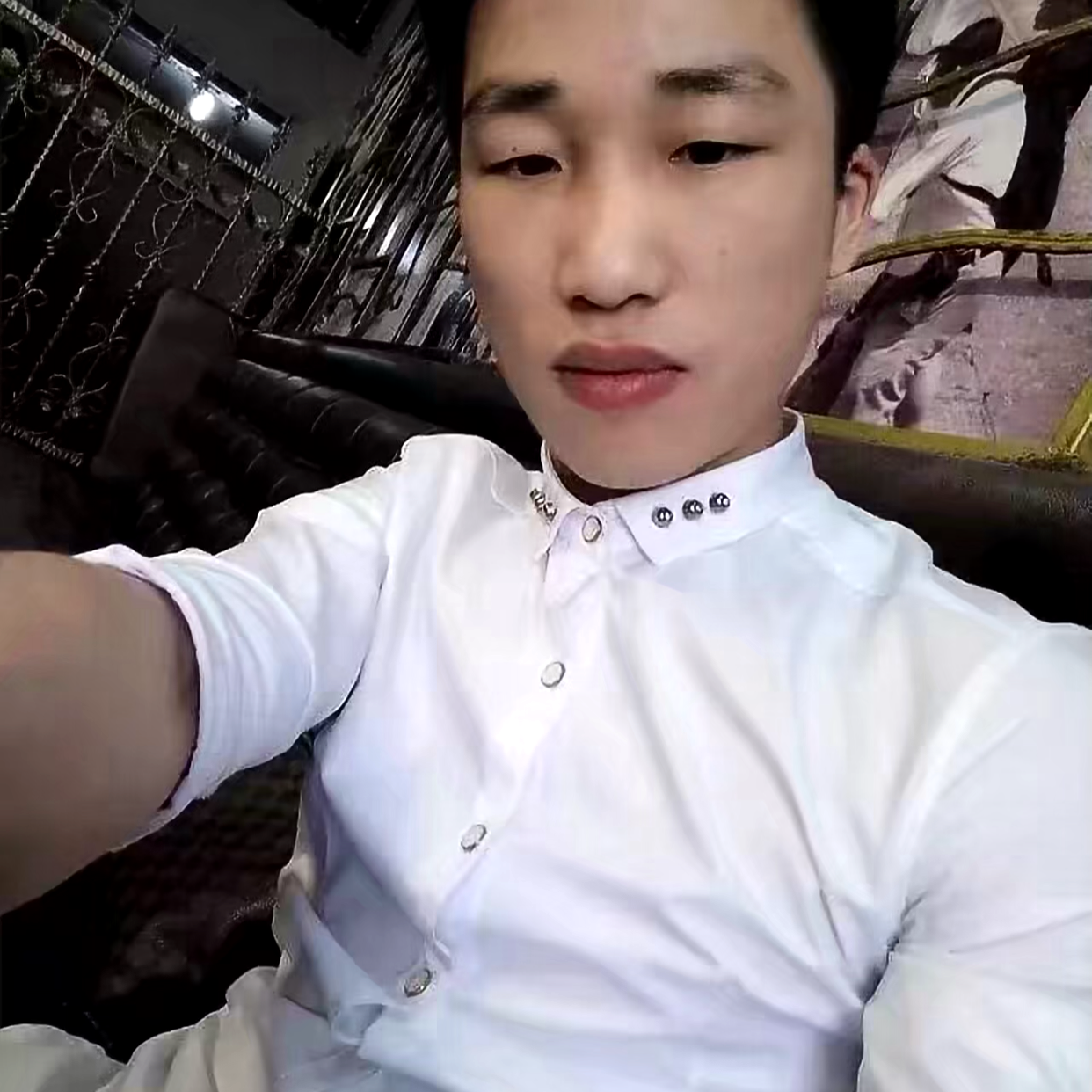 舒荷打着急的照片