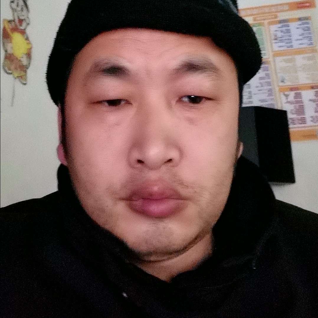 开心深拥小鸭子的照片
