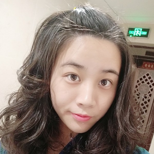 聪慧等待雪糕的照片