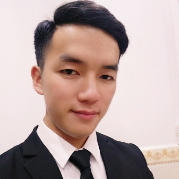 西装革履的孤独的照片