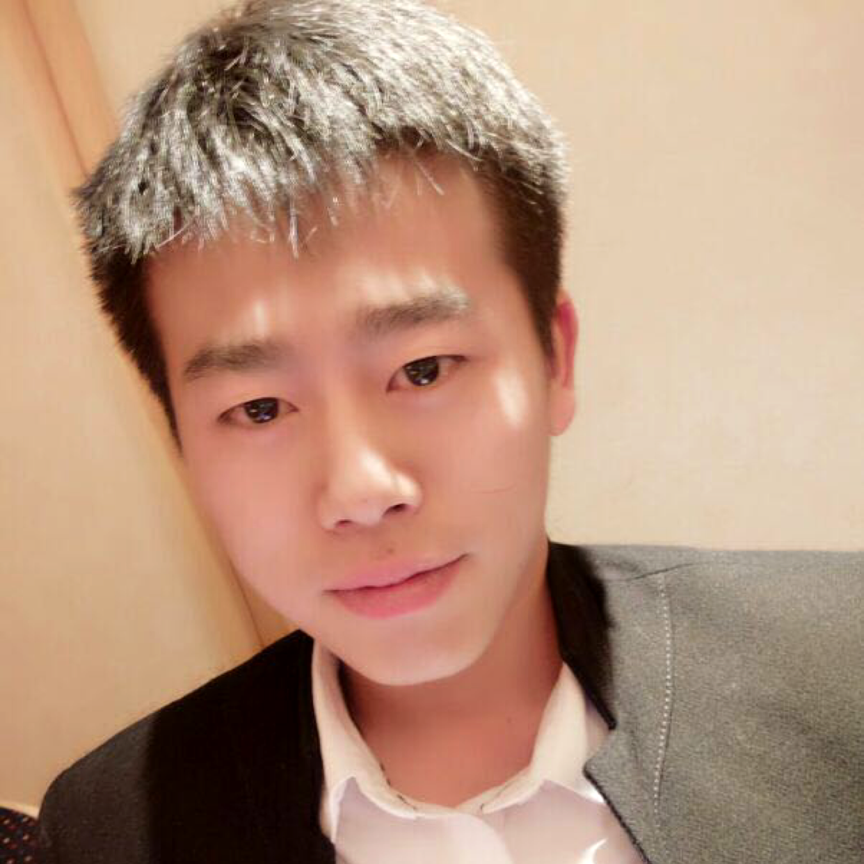 不听话的回首冷风的照片