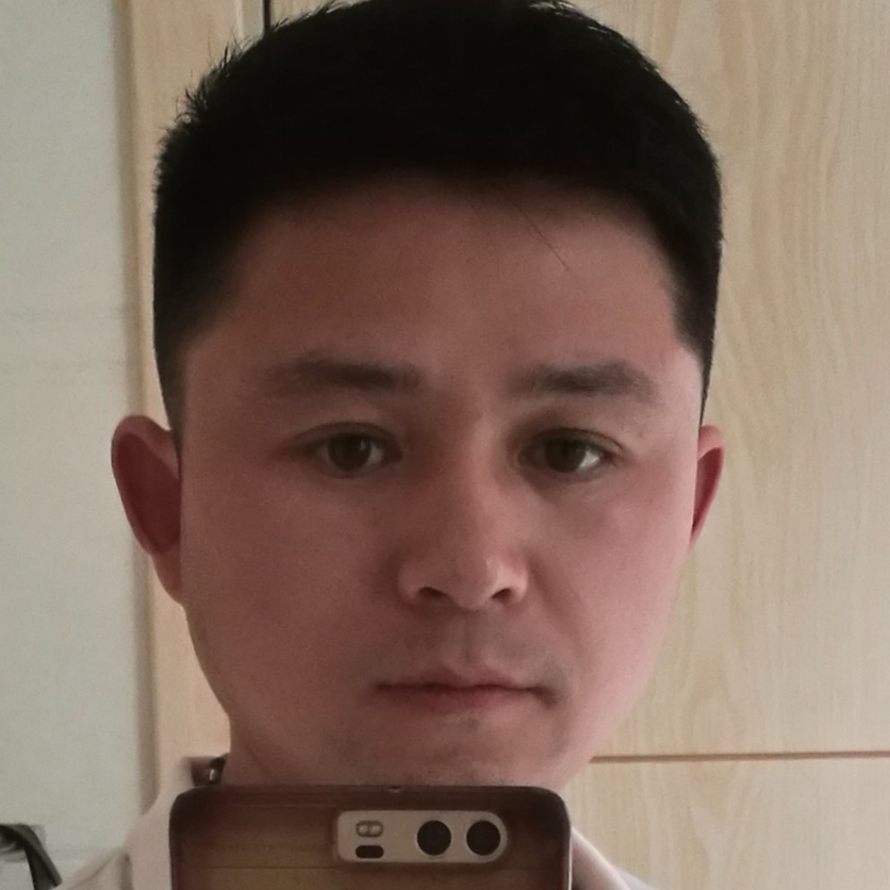 老实深拥外套的照片