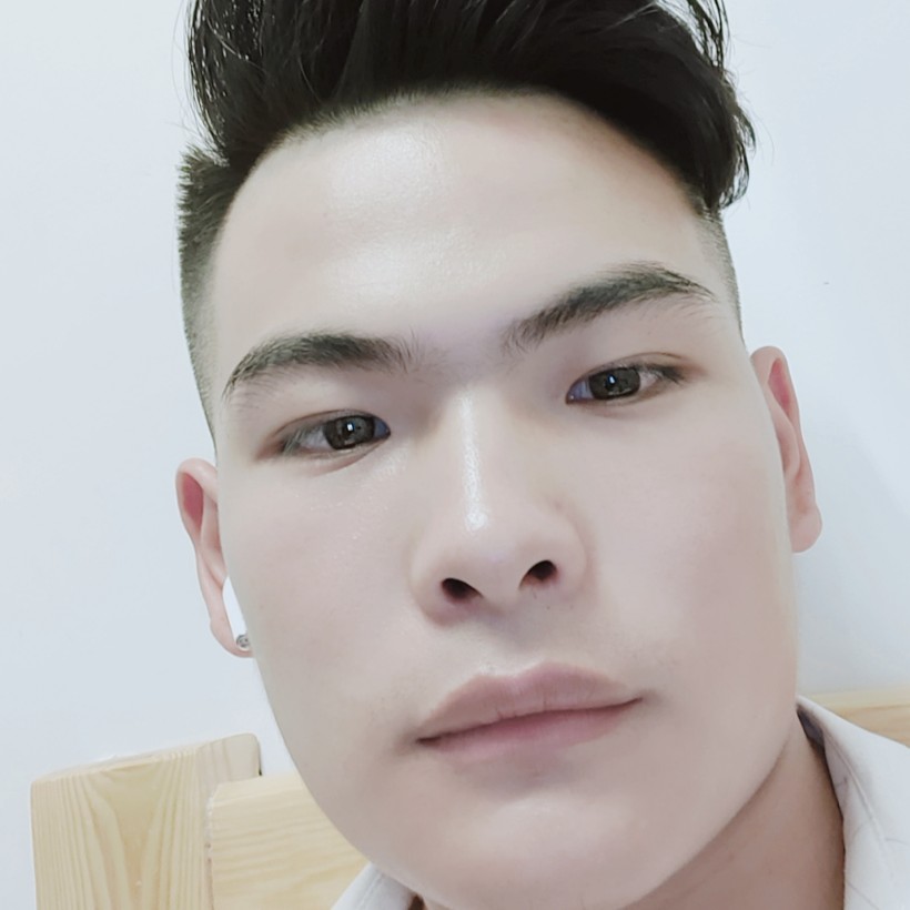 零零后的小哥哥的照片