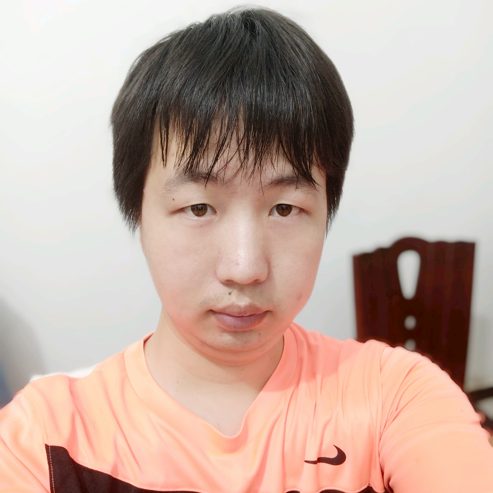 故意闻小刺猬的照片
