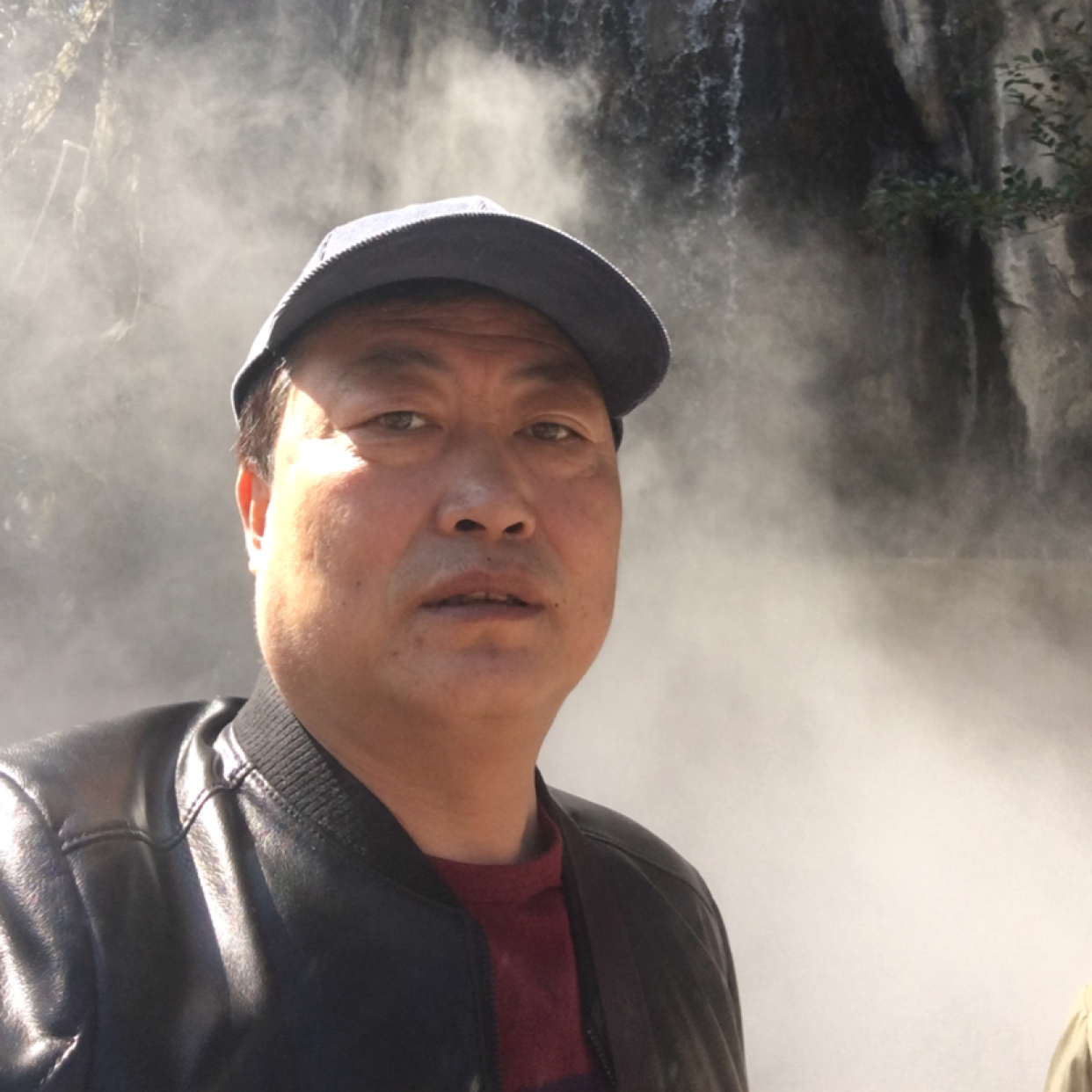 崖悔笑专注的照片