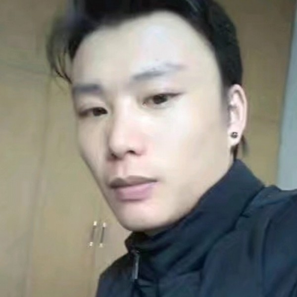 蹲街边要饭的照片
